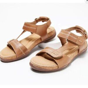 Clarks Women's Flat Sandal